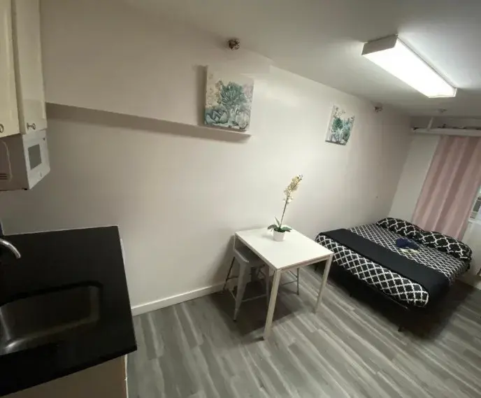 Apartment con cama doble y mesa junto a la ventana