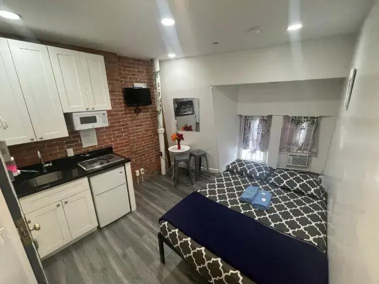 Double Room con cama doble y cocina pequeña