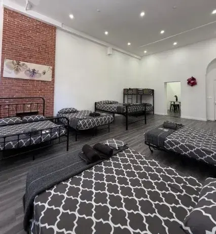 Large Group Stay, sala amplia con muchas camas