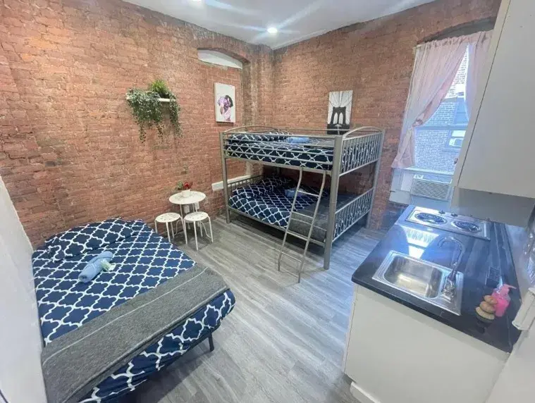 Private Studio con pared de ladrillo, litera y cocina