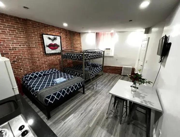 Queen Studio con cama doble, litera y mesa