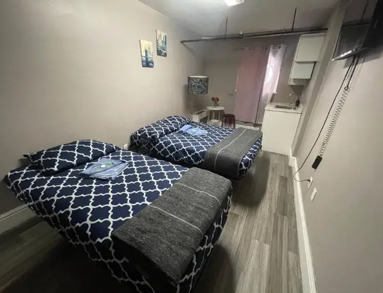 Twin + Full Apartment con dos camas separadas