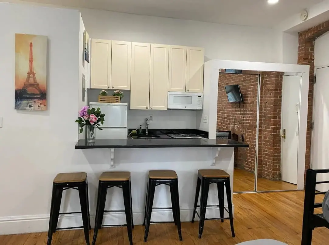 Cocina con barra y taburetes en un apartamento
