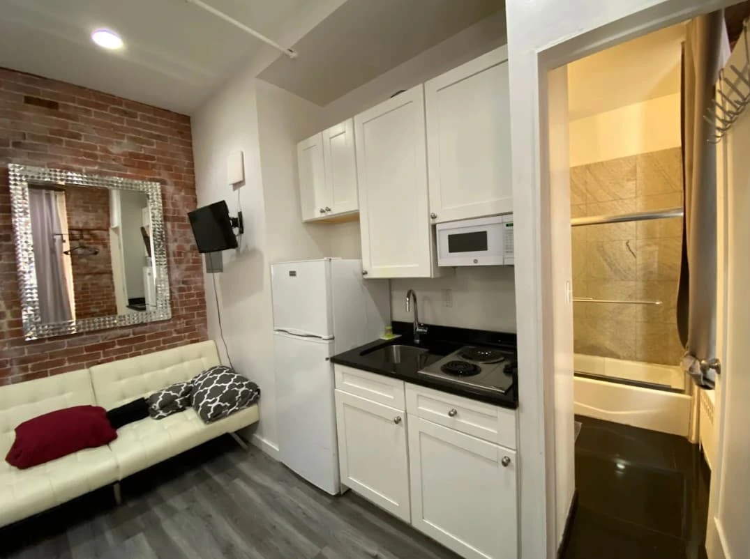 Estudio con sofá cama, cocina y baño