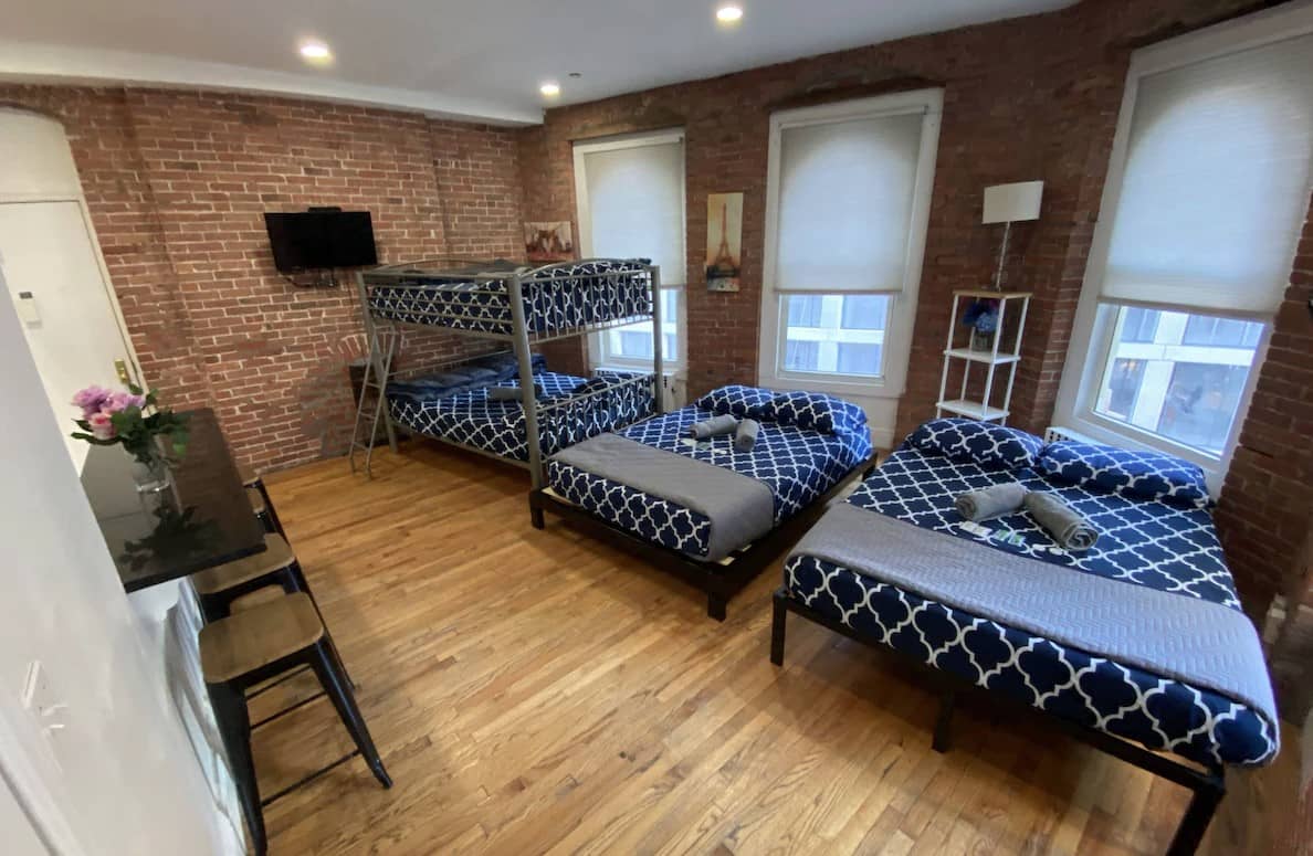 Room with TV and air conditioning at 31 Street Broadway Hotel